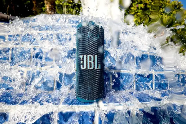 JBL Grip có kích thước tương đương một lon nước có ga, nhưng to hơn rất nhiều
